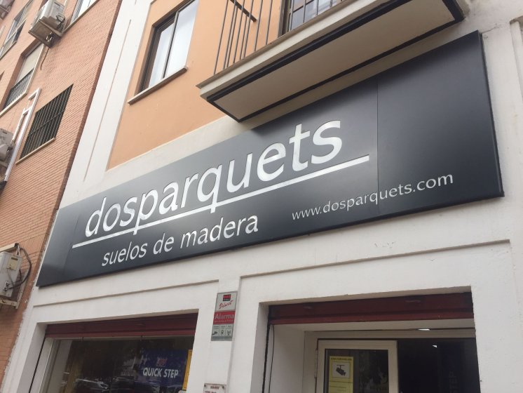 Rótulo cajas luminosas con textos calados, metacrilato y led. Dosparquets en Sevilla.