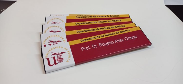 Rótulo Cartel homologado de señalización en aluminio y rotulado con vinilos laminados para la Facultad de Historia Americana de la Universidad de Sevilla.