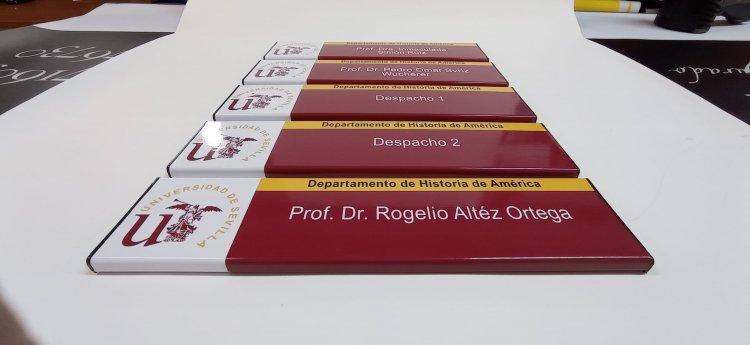 Rótulo Cartel homologado de señalización en aluminio y rotulado con vinilos laminados para la Facultad de Historia Americana de la Universidad de Sevilla.