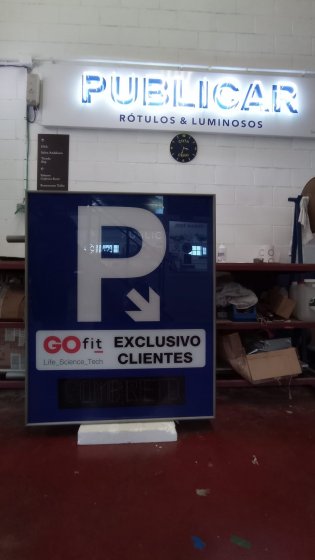 Rótulo cartel indicador de parking electrónico en Sevilla.