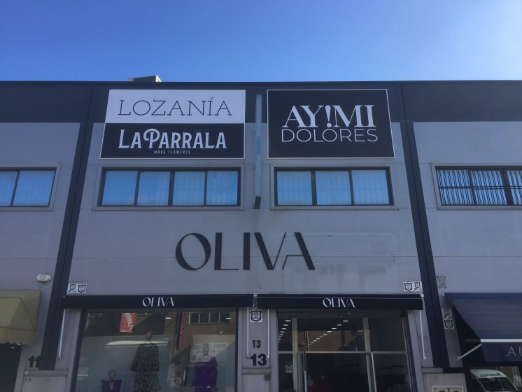 Rótulo cartel en letras recortadas en PVC para Oliva, Moda Flamenca en Sevilla.