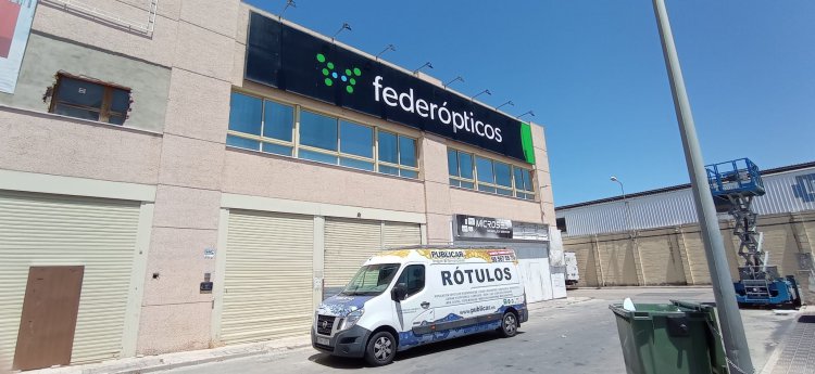 Rótulo cartel para frente de nave, en composite rotulado en vinilo de corte para Federópticos Sevilla