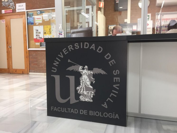 Rótulo cartel para personalizar el mostrador de la Facultad de Biología de Sevilla.