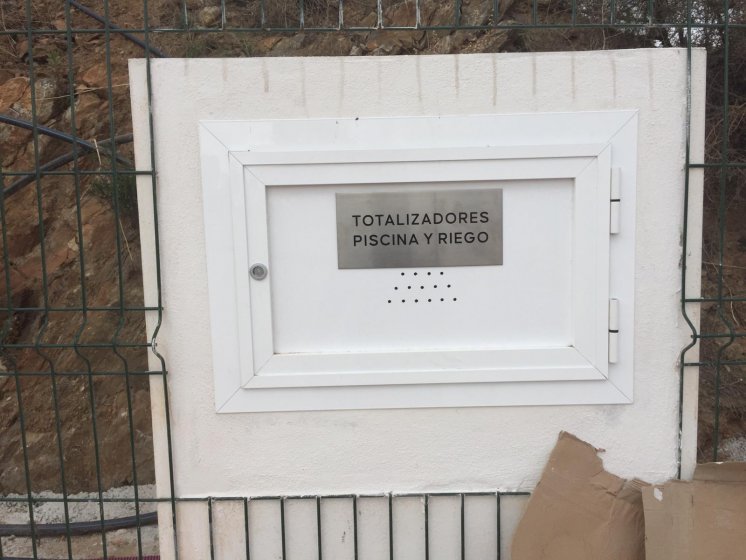 Rótulo cartel señalizador en acero inoxidable  para Construcciones Bonifacio Solis en Málaga.