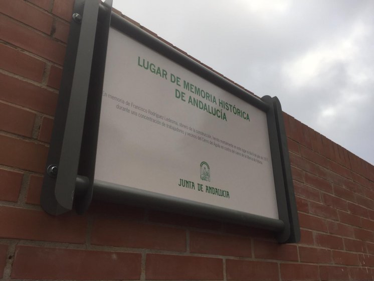 Rótulo cartel señalizador rotulado con vinilo sobre soporte Junta de Andalucía. Memoria Histórica 