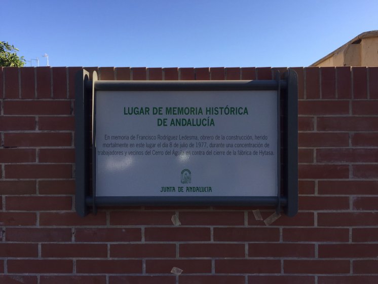 Rótulo cartel señalizador rotulado con vinilo sobre soporte Junta de Andalucía. Memoria Histórica 