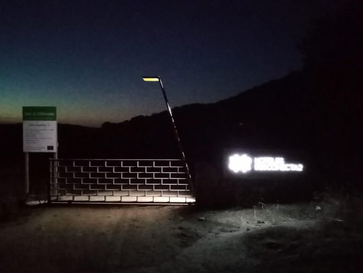 Rótulo con estructura en acero cortén y textos calados e iluminación con led. Hotel Desconectad2 en Monesterio.