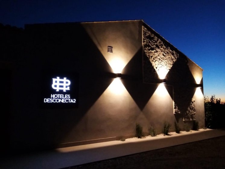 Rótulo con estructura en acero cortén y textos calados e iluminación con led. Hotel Desconectad2 en Monesterio.