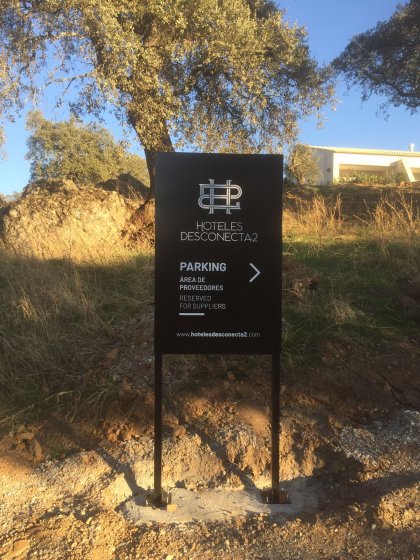 Rótulo con estructura en acero lacado y textos rotulados en vinilo garantizados al exterior. Hotel Desconectad2 en Monesterio.