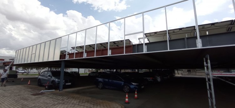 Rótulo con estructura frontal y rotulado con vinilos garantizados al exterior. Enaire sostenible en el aeropuerto de Sevilla.