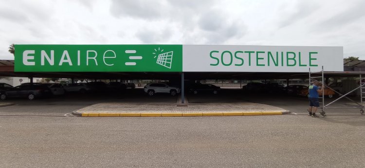 Rótulo con estructura frontal y rotulado con vinilos garantizados al exterior. Enaire sostenible en el aeropuerto de Sevilla.