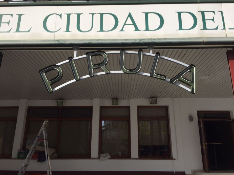 Rótulo con Letras corpóreas e iluminadas con neón flex sobre estructura metálica. Casa Pirula en Écija Sevilla.