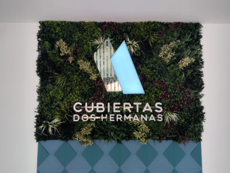 Rótulo con logo y letras corpóreas en jardín vertical. Para Cubiertas Dos Hermanas en Sevilla.