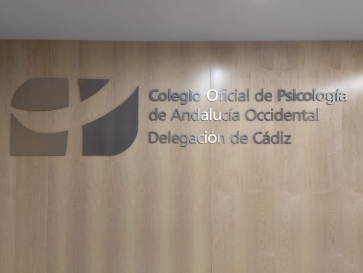 Rótulo corpóreo en acero para el colegio Oficial de Psicología de Andalucía Ocidental en Cádiz.