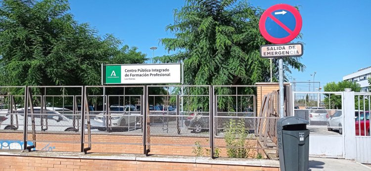 Rótulo corpóreo. Centro Público Integrado de Formación profesional Los Viveros Sevilla. Mobiliario rótulo homologado Junta de Andalucía