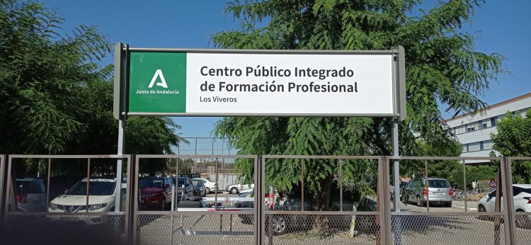 Rótulo corpóreo. Centro Público Integrado de Formación profesional Los Viveros Sevilla. Mobiliario rótulo homologado Junta de Andalucía