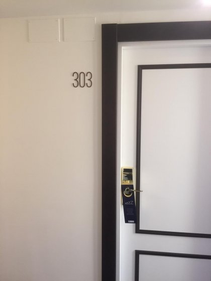 Rótulo denominación de puerta en acero para el Hotel Corregidor en Sevilla.