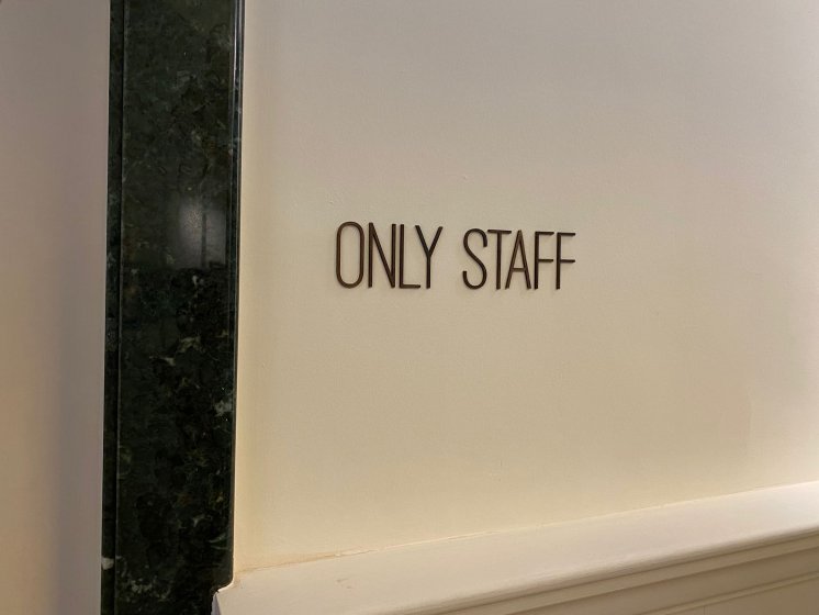 Rótulo indicador para plantas, puertas, para el Hotel Regidor H10 en Sevilla.