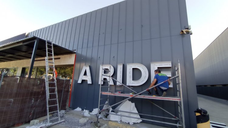 Rótulo letras corpóreas en aluminio lacado y frente de metacrilato e iluminadas con led. BMW Motorrad Boxer en Sevilla.