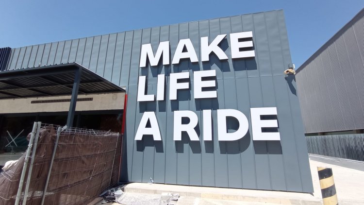 Rótulo letras corpóreas en aluminio lacado y frente de metacrilato e iluminadas con led. BMW Motorrad Boxer en Sevilla.