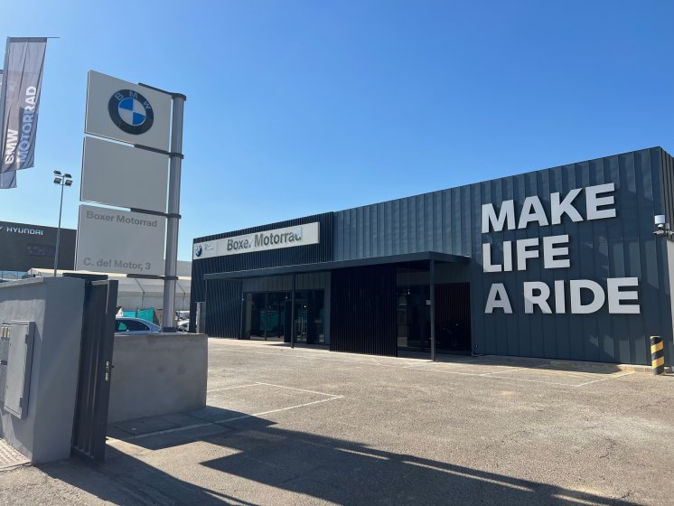 Rótulo letras corpóreas en aluminio lacado y frente de metacrilato e iluminadas con led. BMW Motorrad Boxer en Sevilla.