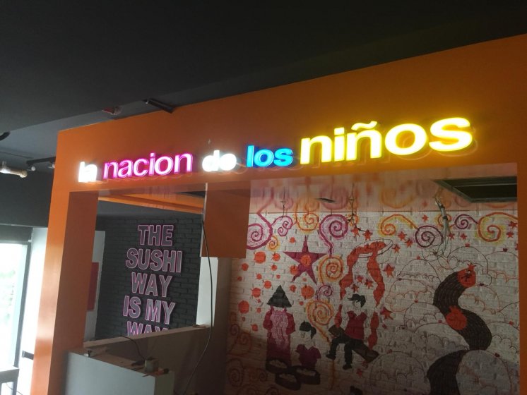 Rótulo en letras corpóreas con led para el restaurante Naciónsushi en Sevilla.