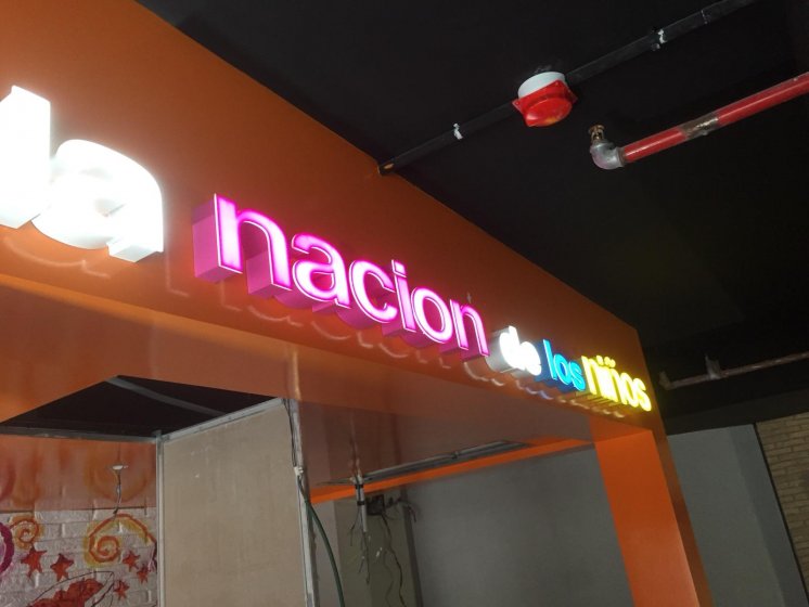 Rótulo en letras corpóreas con led para el restaurante Naciónsushi en Sevilla.