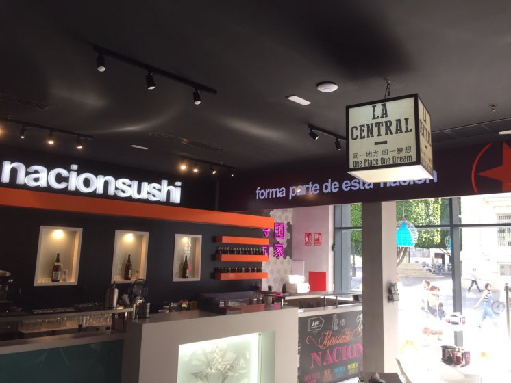 Rótulo en letras corpóreas con led para el restaurante Naciónsushi en Sevilla.