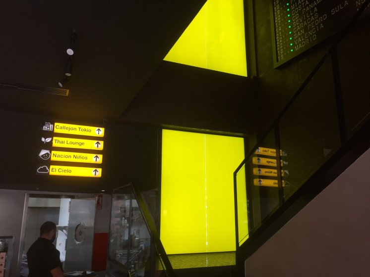 Rótulo en letras corpóreas con led para el restaurante Naciónsushi en Sevilla.