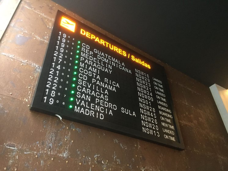 Rótulo en letras corpóreas con led para el restaurante Naciónsushi en Sevilla.