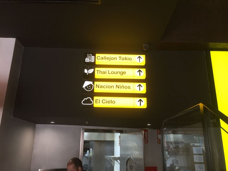 Rótulo en letras corpóreas con led para el restaurante Naciónsushi en Sevilla.