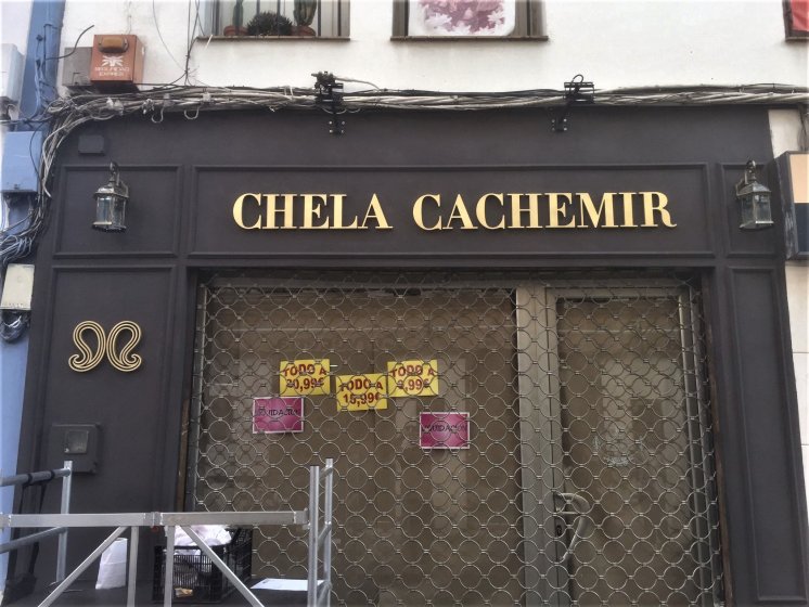 Rótulo en letras corpóreas para Chela Cachimir en Dos Hermanas Sevilla.