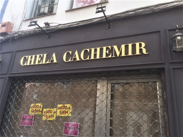 Rótulo en letras corpóreas para Chela Cachimir en Dos Hermanas Sevilla.