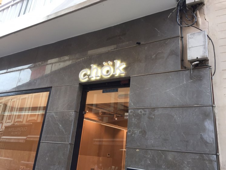 Rótulo letras corpóreas en pvc y metacrilato rebajado y con luz interior. Chök Sevilla.