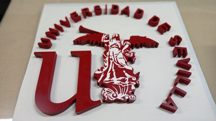 Rótulo letras corpóreas recortadas en PVC y lacadas. Logo ( Fama ) de la Universidad de Sevilla.