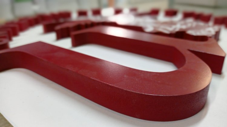 Rótulo letras corpóreas recortadas en PVC y lacadas. Logo ( Fama ) de la Universidad de Sevilla.