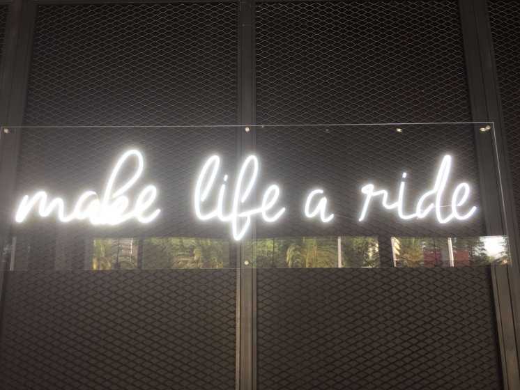 Rótulo letras en neón led. BMW Motorrad Boxer en Sevilla.
