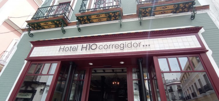 Rótulo en Letras recortadas y lacadas en latón envejecido para Hotel H10 Regidor en Sevilla.