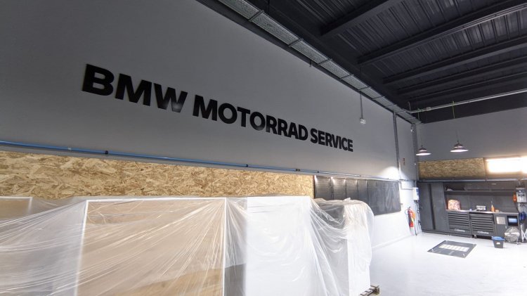 Rótulo letras recortadas de metacrilato. BMW Motorrad Boxer en Sevilla.