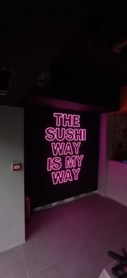 Rótulo en neón flex para el restaurante Naciónsushi en Sevilla.