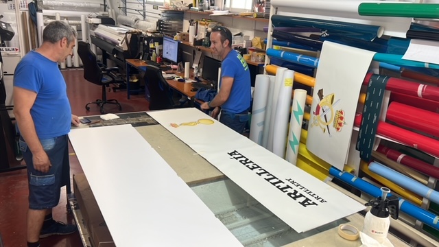 Rótulos cartel en perfilería de aluminio y gráficas en vinilo sobre pvc. Museo de Historia Militar de Sevilla.