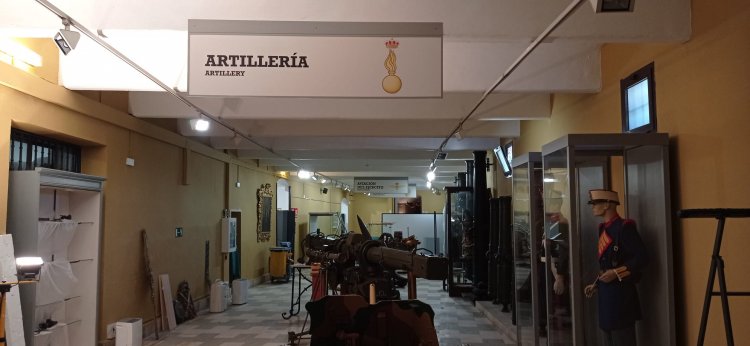 Rótulos cartel en perfilería de aluminio y gráficas en vinilo sobre pvc. Museo de Historia Militar de Sevilla.