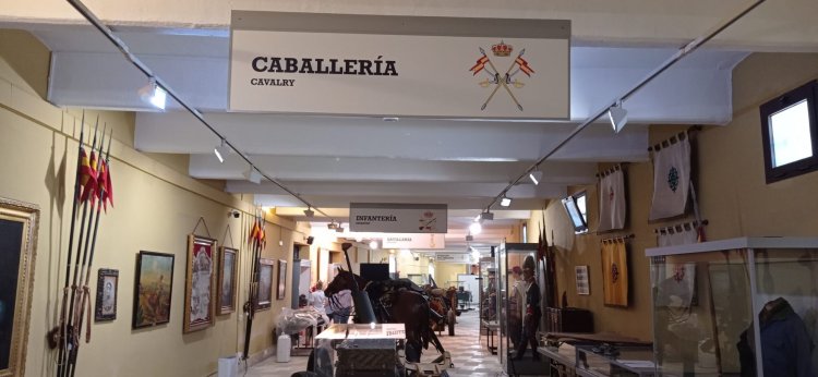 Rótulos cartel en perfilería de aluminio y gráficas en vinilo sobre pvc. Museo de Historia Militar de Sevilla.