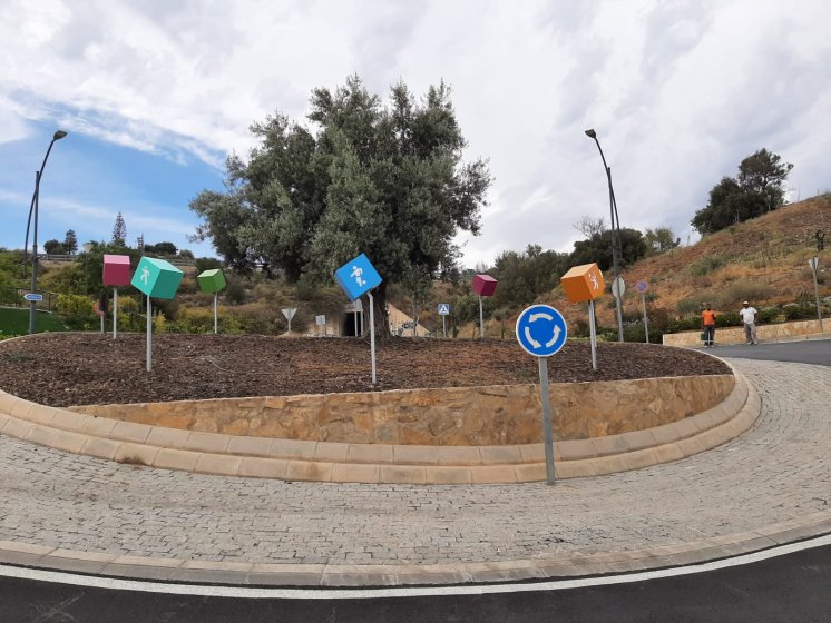 Rótulos decorativos en forma de cubos o dados para rotonda. Trabajo para Urbanizadora Constructora ICE, S.A. en Málaga.