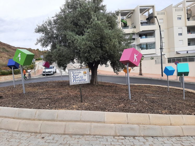 Rótulos decorativos en forma de cubos o dados para rotonda. Trabajo para Urbanizadora Constructora ICE, S.A. en Málaga.