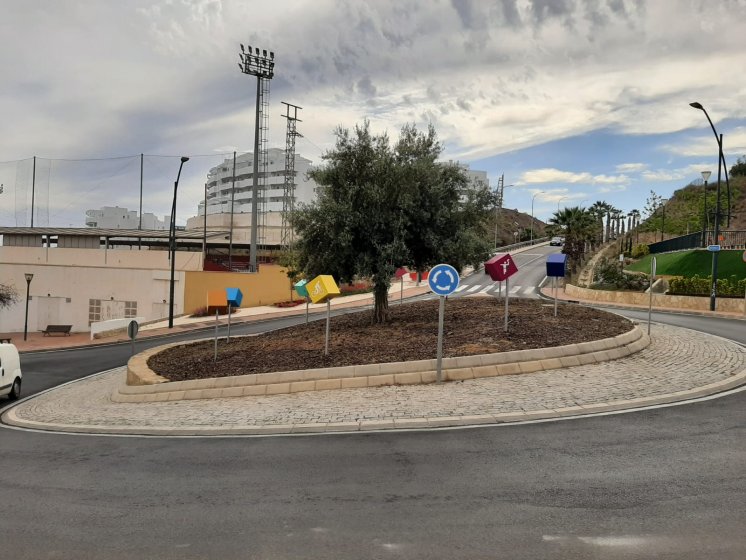 Rótulos decorativos en forma de cubos o dados para rotonda. Trabajo para Urbanizadora Constructora ICE, S.A. en Málaga.