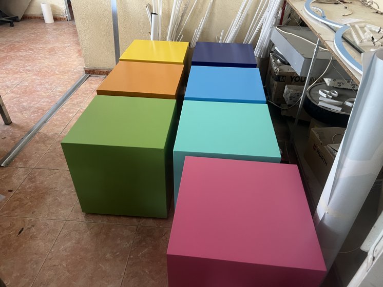 Rótulos decorativos en forma de cubos o dados para rotonda. Trabajo para Urbanizadora Constructora ICE, S.A. en Málaga.