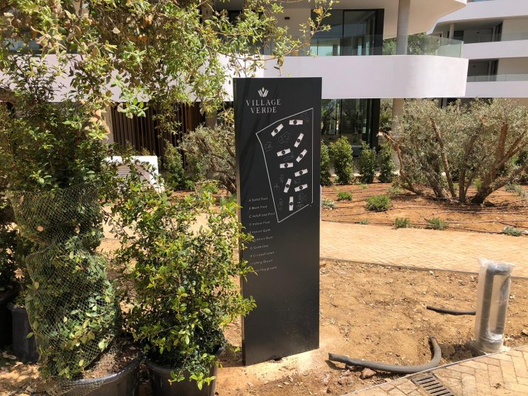 Tótem retroiluminado para urbanización Village Verde en Sotogrande Cádiz.