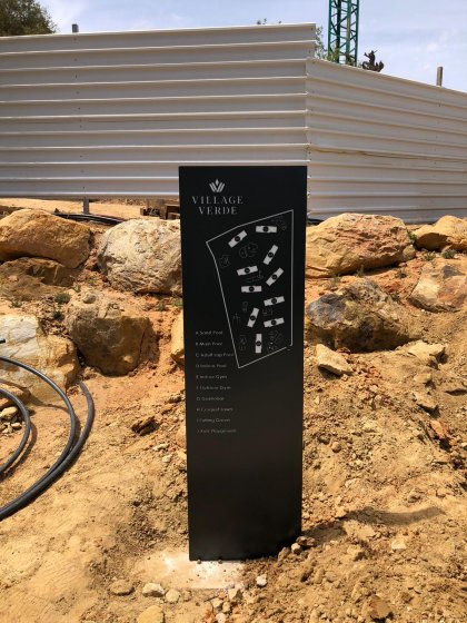 Tótem retroiluminado para urbanización Village Verde en Sotogrande Cádiz.