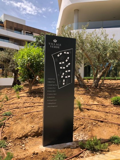 Tótem retroiluminado para urbanización Village Verde en Sotogrande Cádiz.